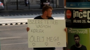 Szeretetre vágyom ölelj meg! - te mit tennél, ha egy ilyen táblát látnál egy koldus kezében? | Stand Up Comedy Humortársulat