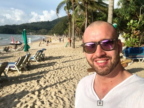 Ázsiai utazással lepte meg szüleit a humorista | Stand Up Comedy Humortársulat