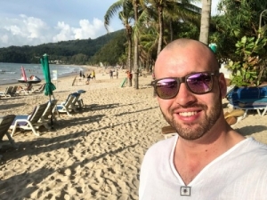 Ázsiai utazással lepte meg szüleit a humorista | Stand Up Comedy Humortársulat