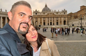 Orosz Györgynek a felesége a legnagyobb kritikusa: „Kriszta őszintén elmondja, ha valamelyik poénomat nem tartja elég ütősnek” - MEGLEPETÉS MAGAZIN | Stand Up Comedy Humortársulat