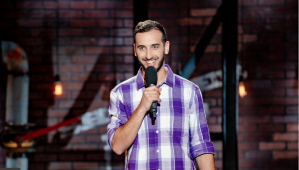 Tragédia rejlik Al-Gharati Magyed mosolya mögött: „Egy 3 éves rokonom a bombázásokban kirepült az ablakon” - MEGLEPETÉS MAGAZIN | Stand Up Comedy Humortársulat