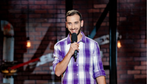 Tragédia rejlik Al-Gharati Magyed mosolya mögött: „Egy 3 éves rokonom a bombázásokban kirepült az ablakon” - MEGLEPETÉS MAGAZIN | Stand Up Comedy Humortársulat