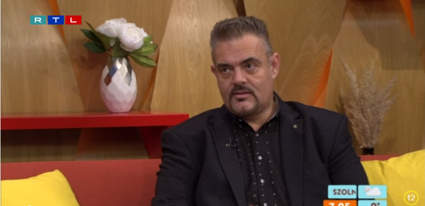 Nem mertek nevetni a humorista politikai viccén, mert a közönség soraiban ült egy helyi előkelőség | Stand Up Comedy Humortársulat