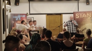 BOON - Harmadik lett a miskolci Koleszár Péter a pesti stand-up versenyen | Stand Up Comedy Humortársulat