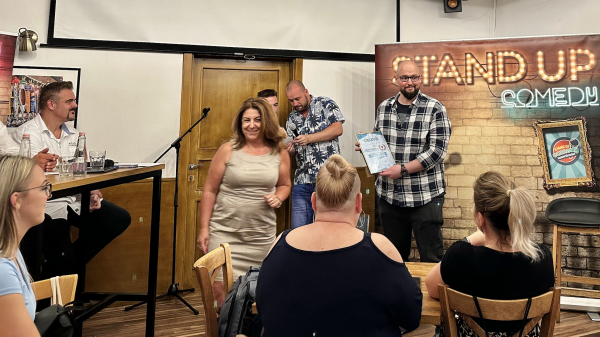 Íme a Humortechnikum 2023 bronzérmese | Stand Up Comedy Humortársulat