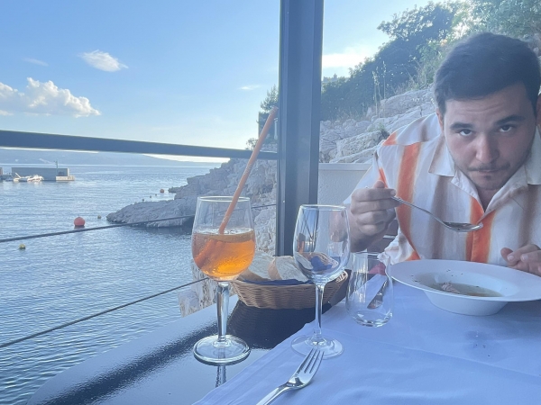 Mérgező halat evett a tengerparton Kéfer Ádám, de megúszta - VIDEÓ | Stand Up Comedy Humortársulat