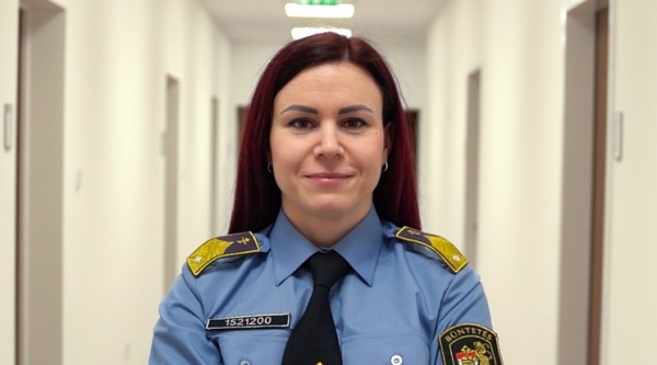 Kiröhögik a büntetés-végrehajtás őrnagyát, ő pedig még örül is ennek – Bemutatjuk Klaudiát, aki amúgy erőemelő volt, ami nem játék | Stand Up Comedy Humortársulat