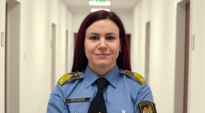 Kiröhögik a büntetés-végrehajtás őrnagyát, ő pedig még örül is ennek – Bemutatjuk Klaudiát, aki amúgy erőemelő volt, ami nem játék | Stand Up Comedy Humortársulat