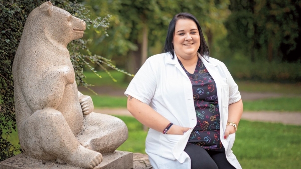 Koleszár Henrietta, avagy a Gyógyító humorista - Szabad Föld  | Stand Up Comedy Humortársulat